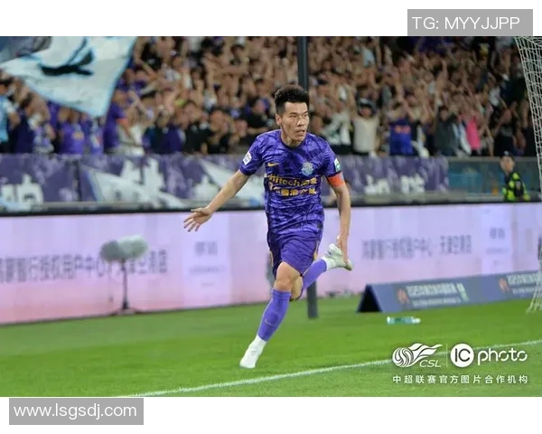 足球球星挺身而出用坚毅与勇气完成关键时刻的拯救